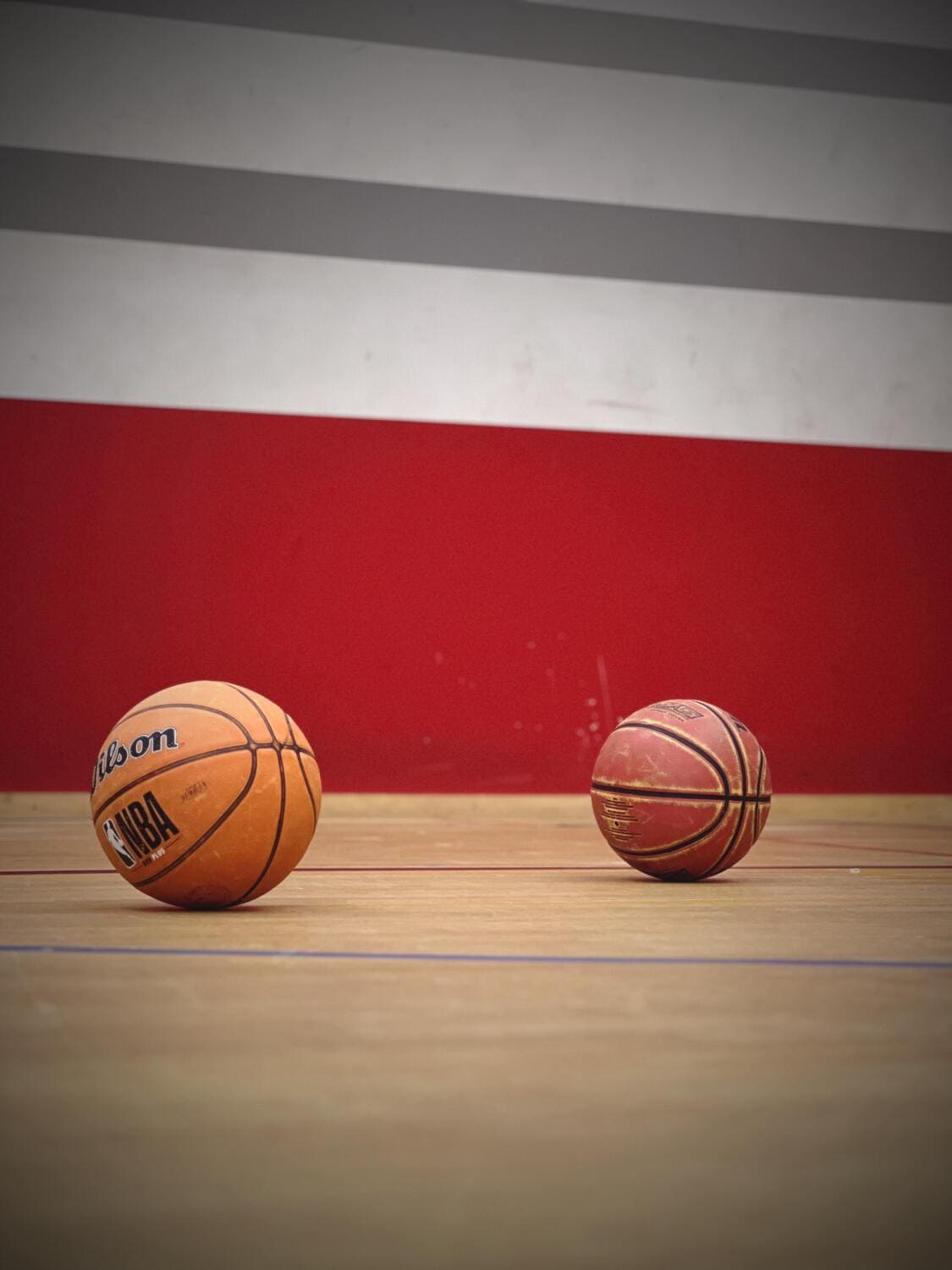 Zwei Basketballs liegen auf dem Holzboden des Game Court im  Sportcentrum Nürnberg
