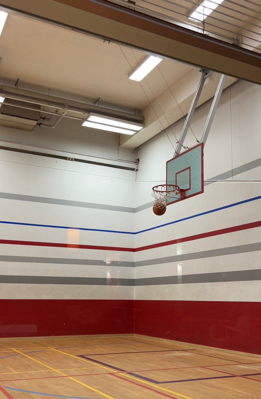 Ein Basketball im Flug durch das Netz des Basketballkorbs im Gamecourt