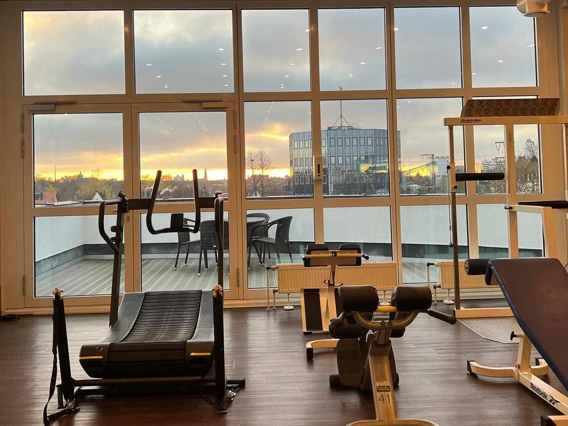Verschiedene Fitnessgeräte im Fitnessstudio des Sportcentrum Nürnberg vor einer Fensterfront