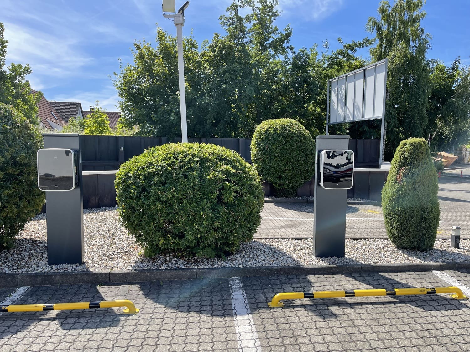 Zwei E-Ladesäulen auf dem Parkplatz des Sportcentrum Nürnbergs im Sonnenschein