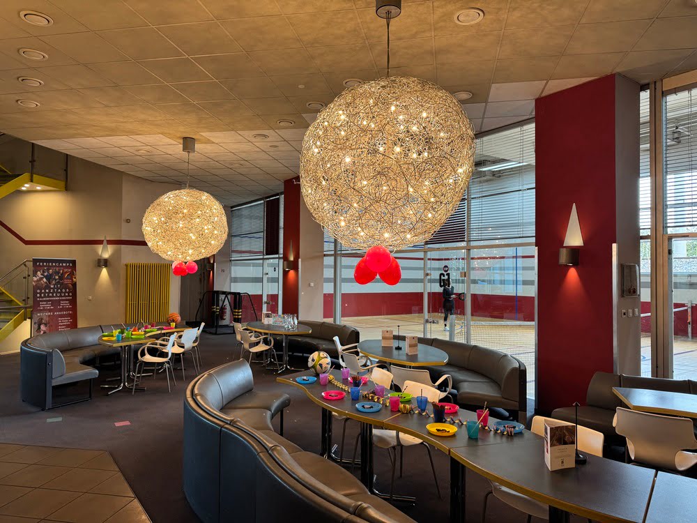 Kindergeburtstag in der Lounge des Sportcentrum Nürnberg mit feierlicher Dekoration auf den Tischen