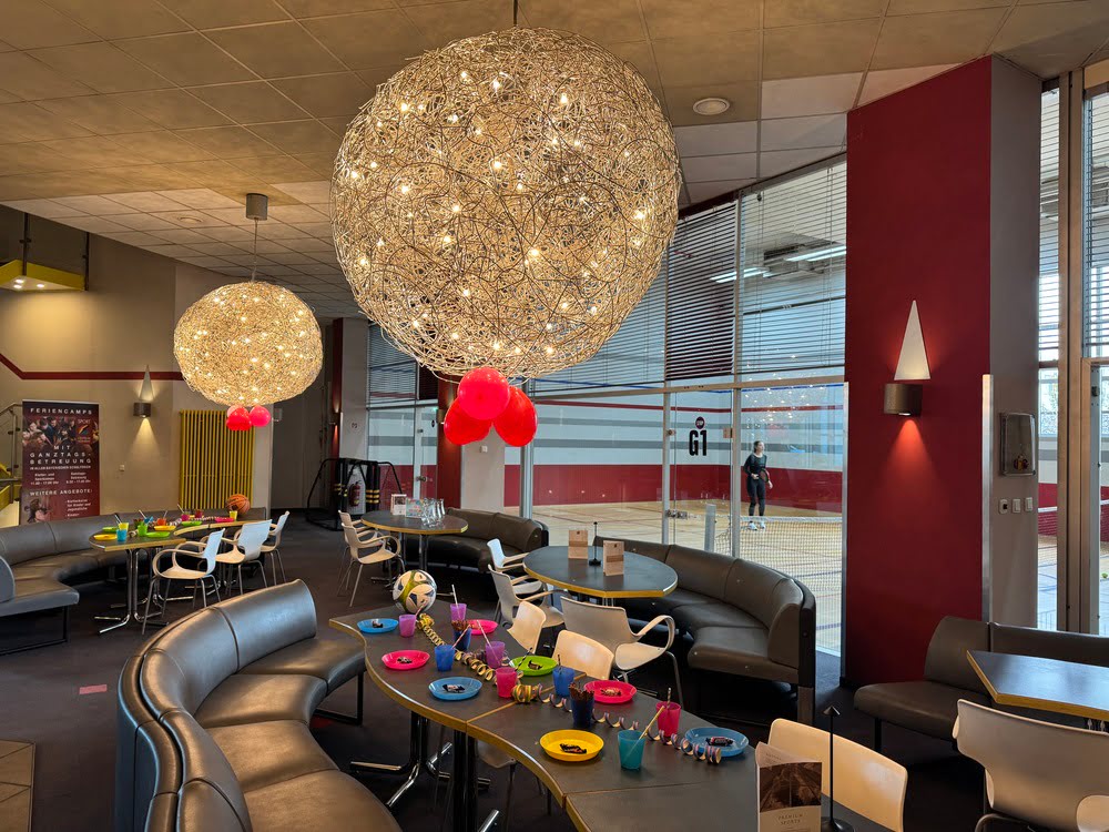Kindergeburtstag in der Lounge des Sportcentrum Nürnberg mit feierlicher Dekoration auf den Tischen