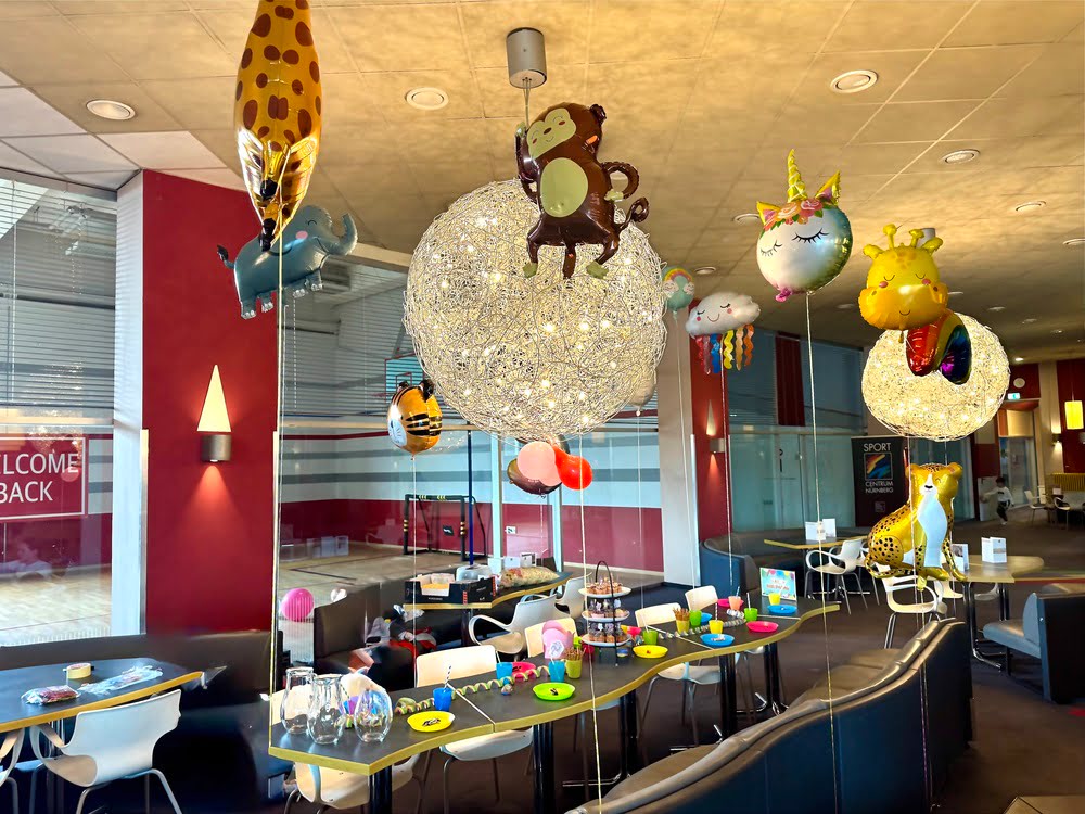 Kindergeburtstag-Settup in der Lounge des Sportcentrum Nürnberg mit verschiedenen kindlichen Luftballons und Dekoration