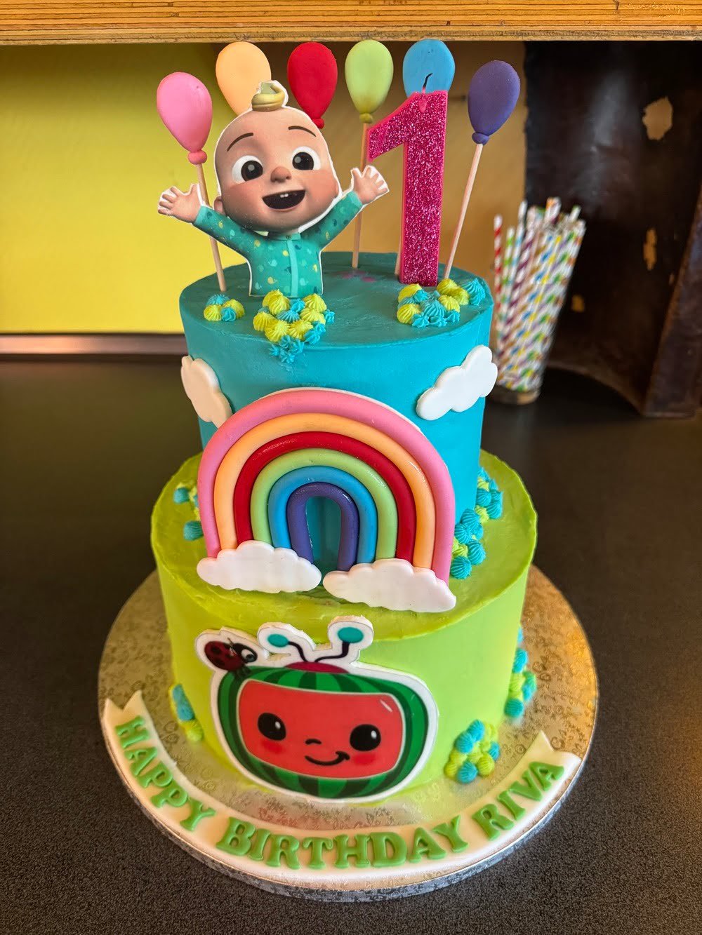 Eine Geburtstagstorte mit der Zahl 1 und kindlicher Dekoration auf einem Tisch im Sportcentrum Nürnberg
