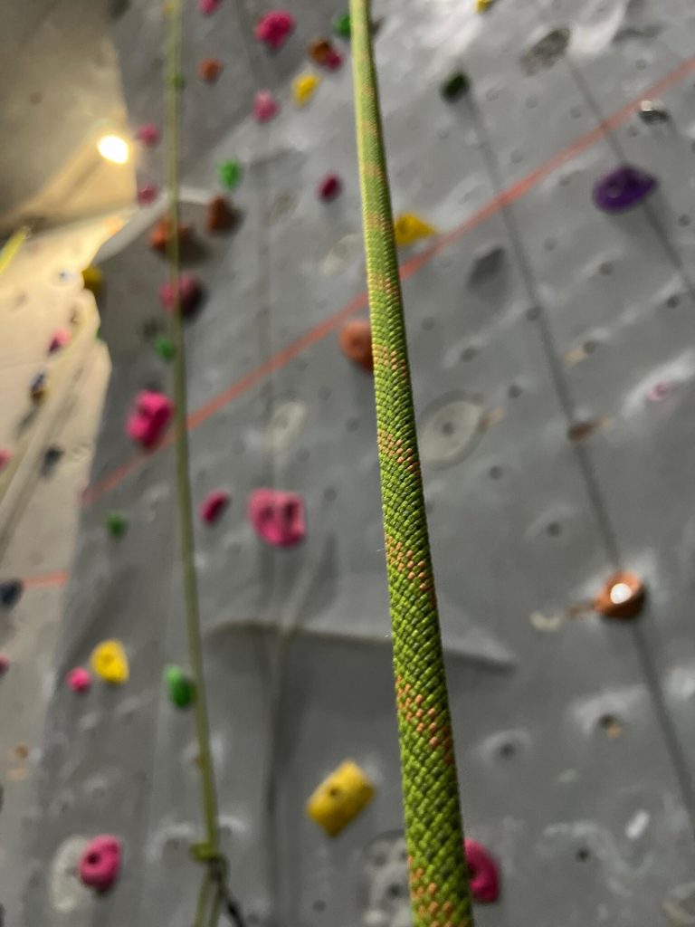 Vor der Kletterwand des Sportcentrum Nürnberg hängen mehrere Sicherungsseile