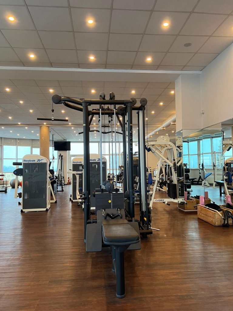 Kabelstation mit vier verschiedenen Kraftübungsmöglichkeiten im Fitnessstudio des Sportcentrum Nürnberg