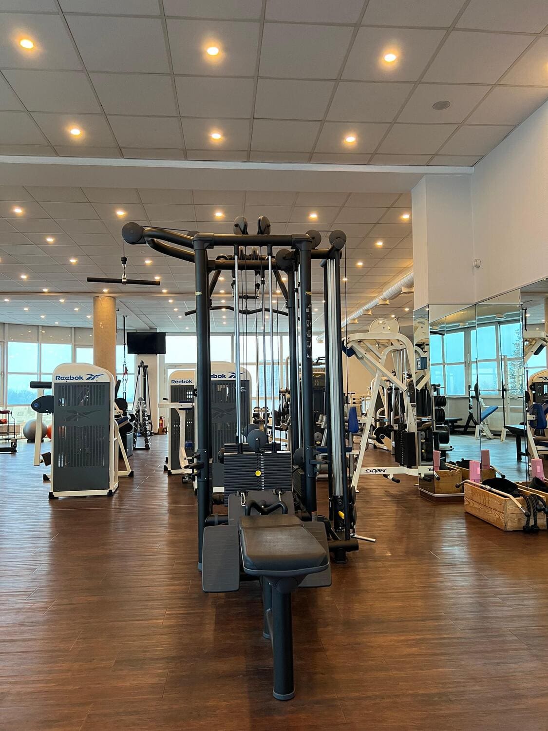 Kabelstation mit vier verschiedenen Kraftübungsmöglichkeiten im Fitnessstudio des Sportcentrum Nürnberg