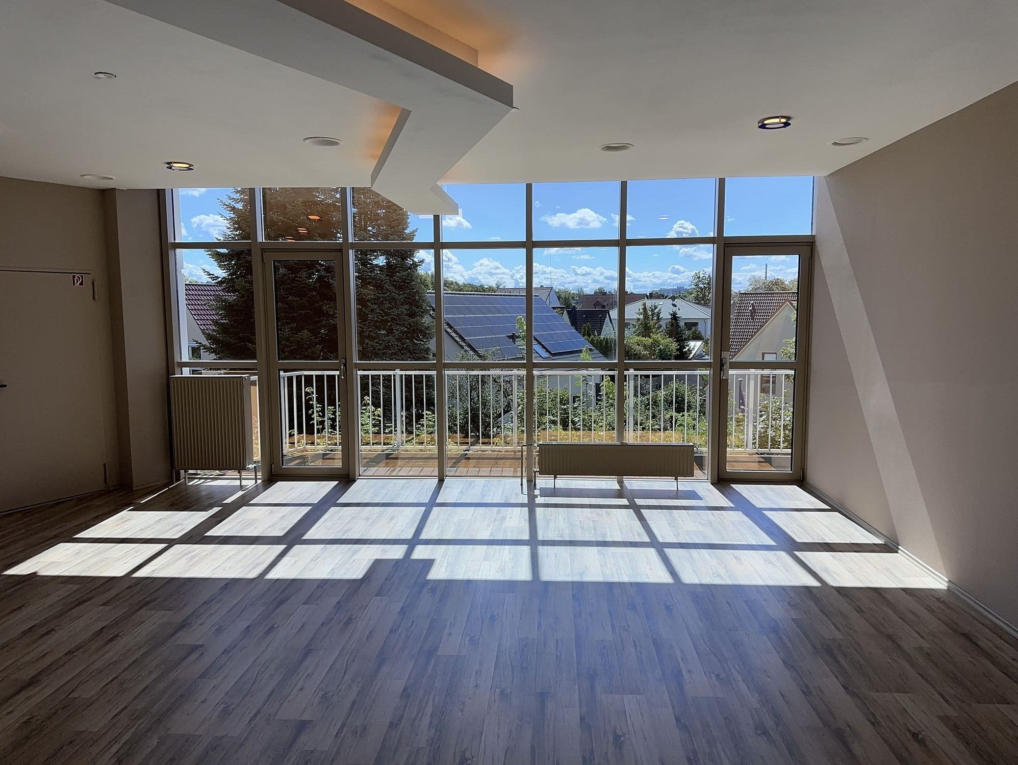 Kursraum vor großer Fensterfront bei Sonnenschein im Sportcentrum Nürnberg