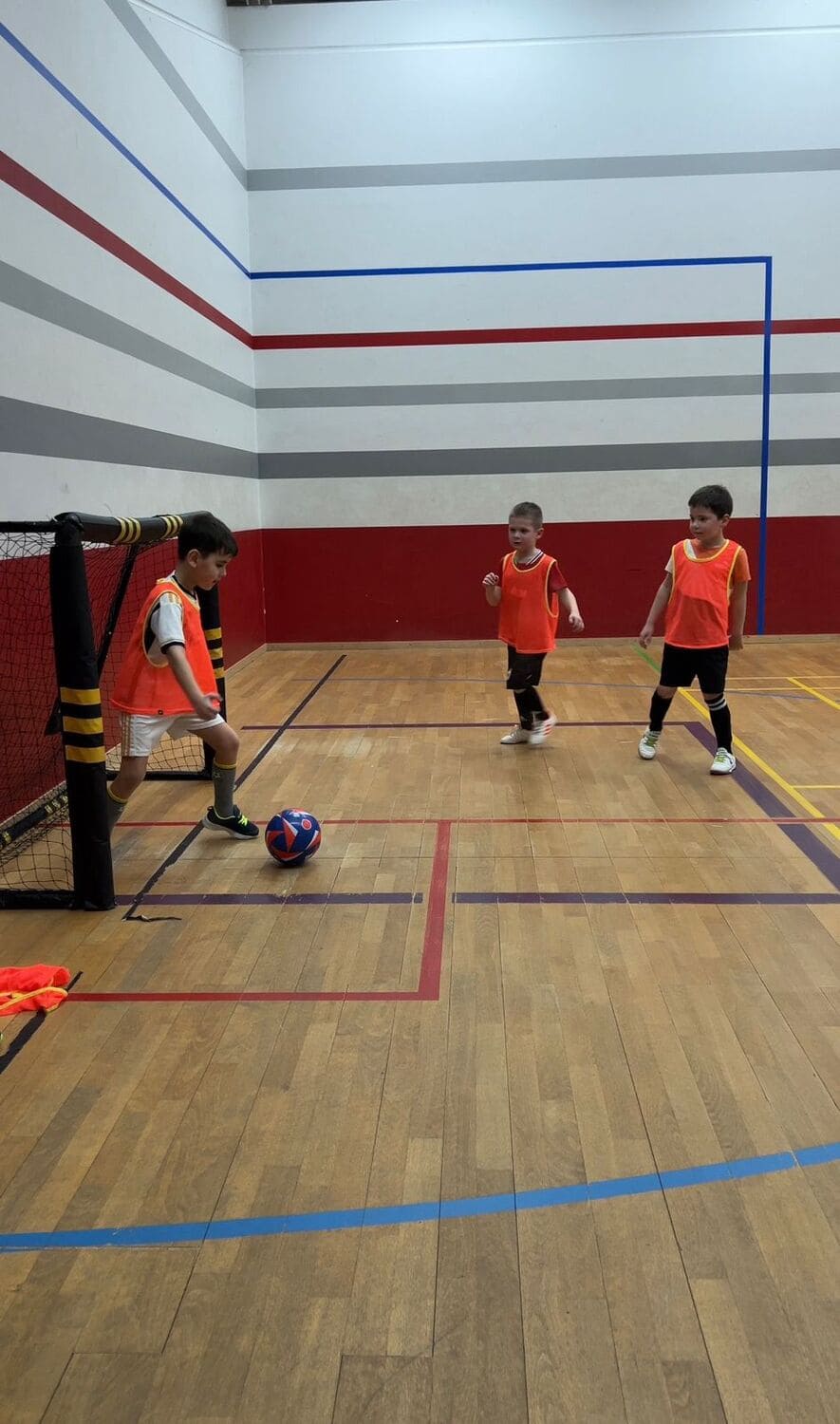 Drei kleine Jungs stehen vor einem Kinder-Fußballtor und spielen Fußball im Multisport Kindersport im  Sportcentrum Nürnberg