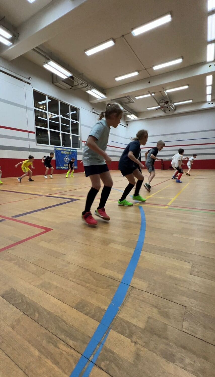 Viele Kinder machen gemeinsam eine Aufwärmübung beim Multisport Kindersport im Sportcentrum Nürnberg