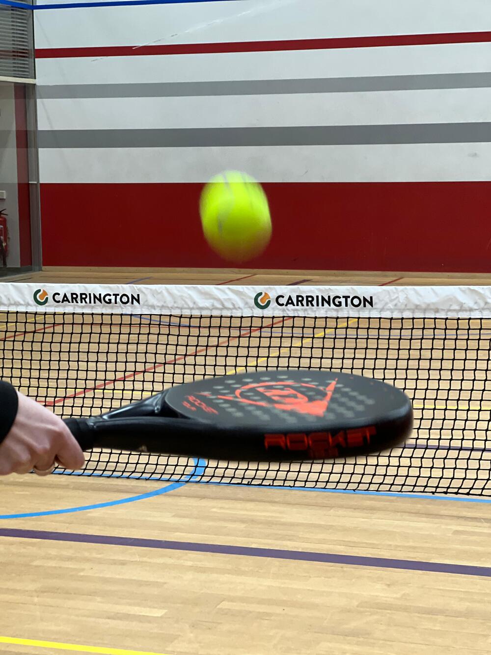 Tennisball springt auf einem Padel Tennis-Schläger vor dem Tennisnetz im Sportcentrum Nürnberg