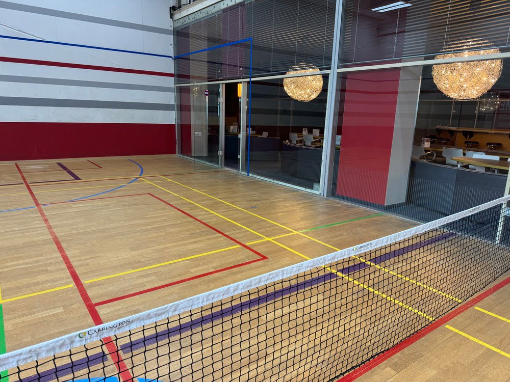 Padel Tennis-Feld im Game Court mit Blick auf die Lounge hinter der Glasscheibe im Sportcentrum Nürnberg