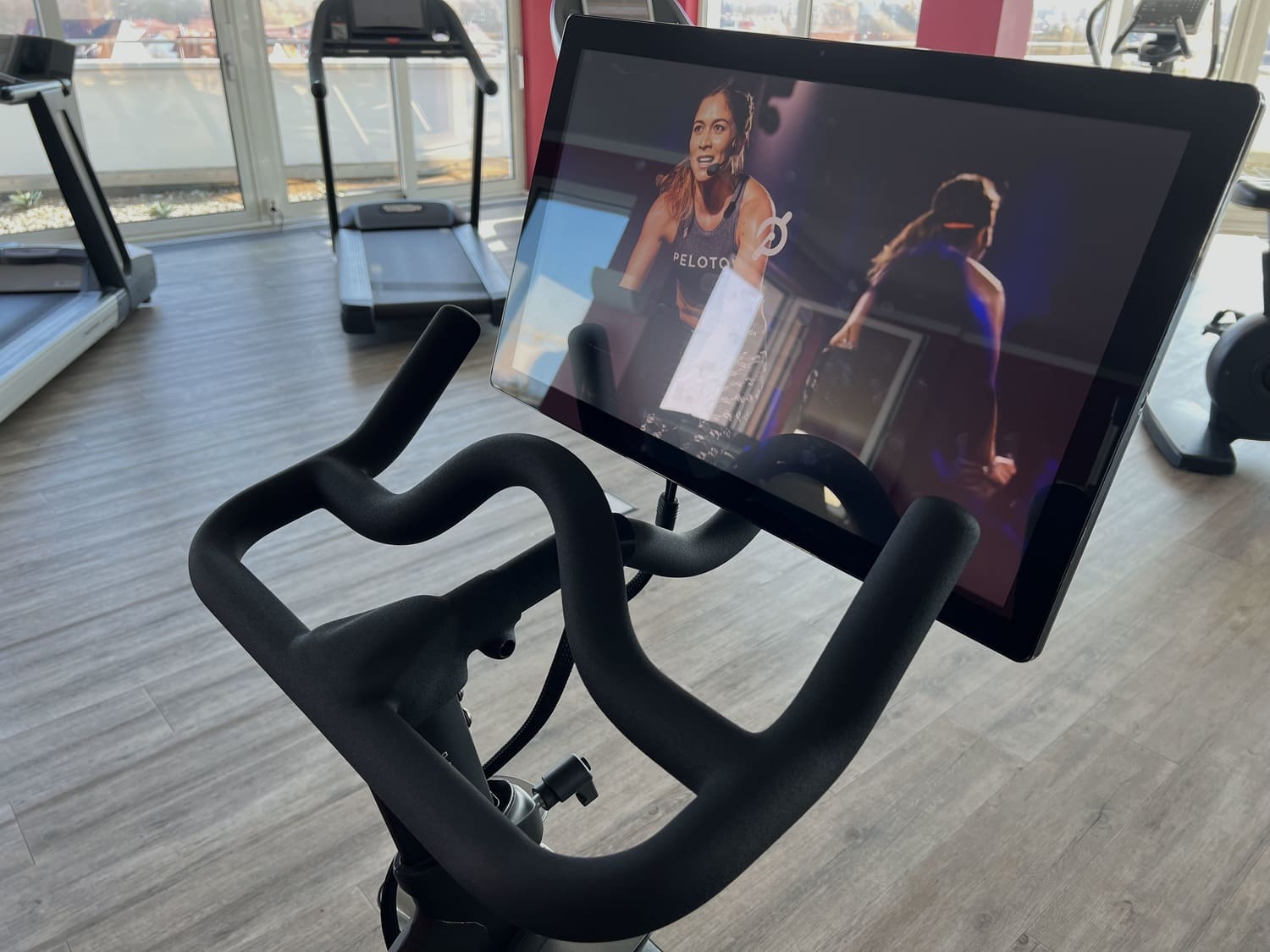 Peloton Training auf dem Bildschirm des Trainingsbikes im Sportcentrum
