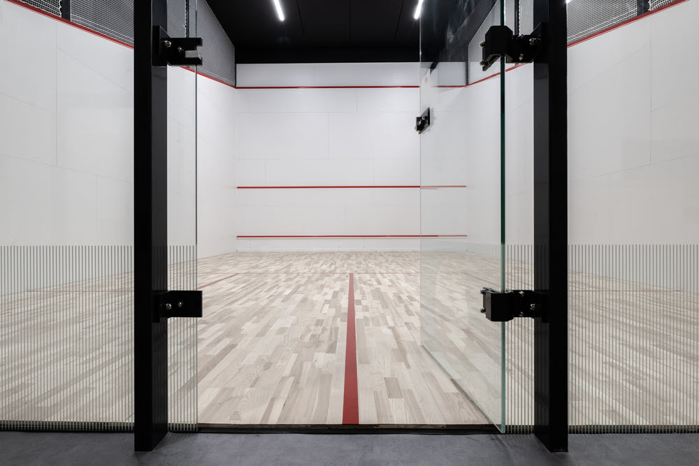 Squash Raum mit offener Glastür im Sportcentrum Nürnberg