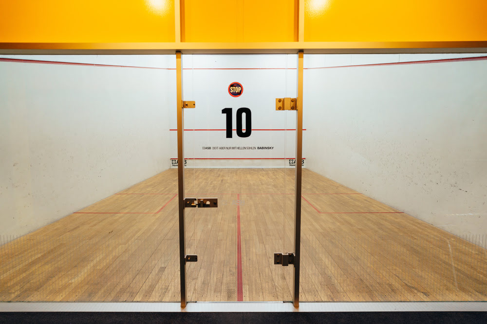 Squash Court des Sportcentrums Nürnberg, dessen geschlossene Glastür mit der Nummer 10 versehen ist