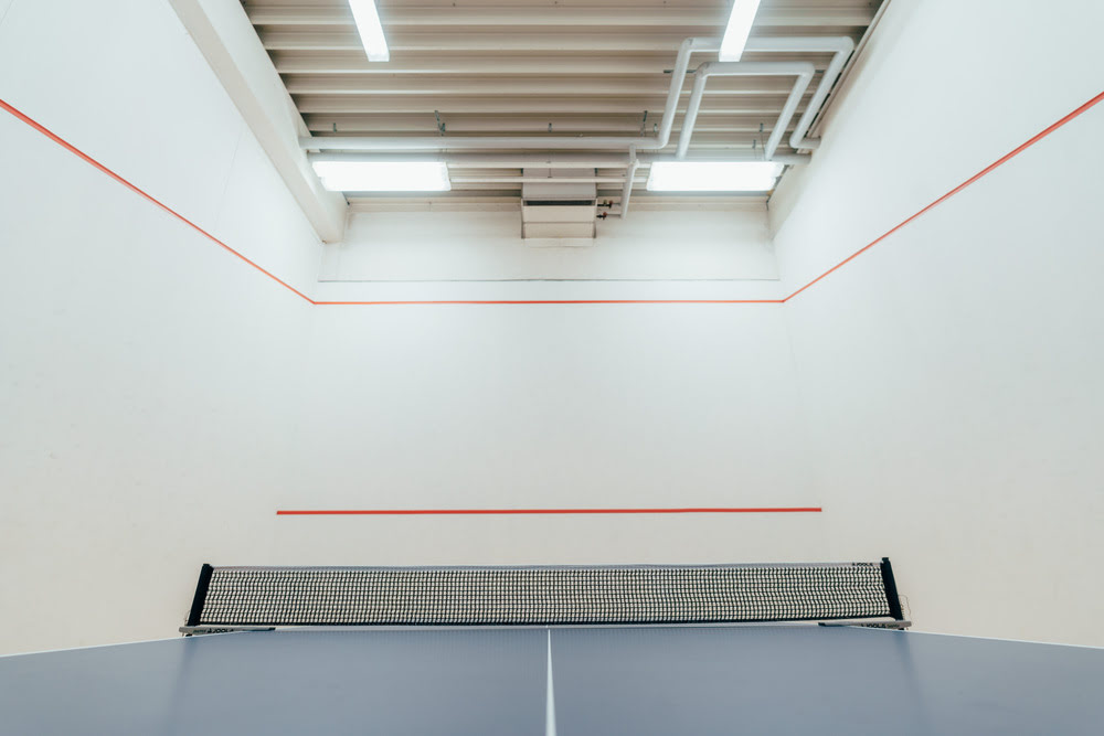 Tischtennisplatte in blau im Weißen Tischtennis-Court des Sportcentrum Nürnberg
