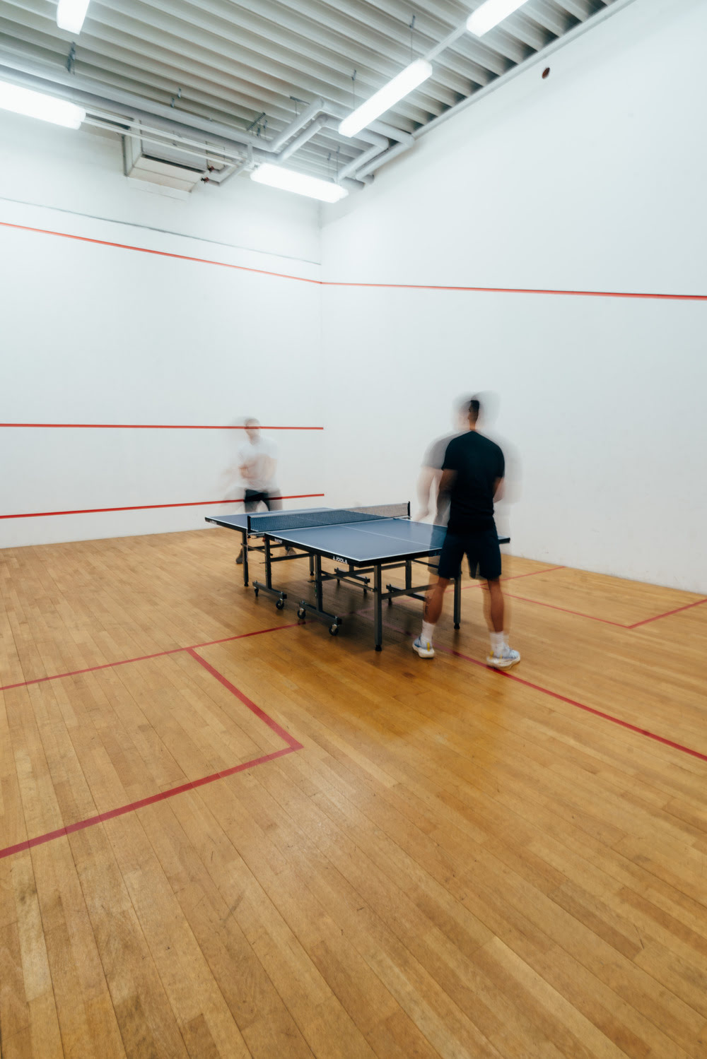 Zwei Männer spielen Tischtennis im Tischtennis-Court des Sportcentrum Nürnberg