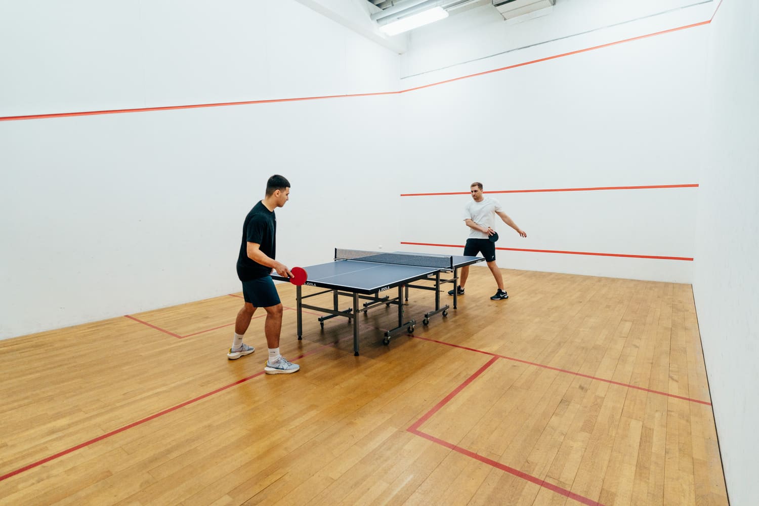 Zwei Männer spielen Tischtennis im Tischtennis-Court des Sportcentrum Nürnberg