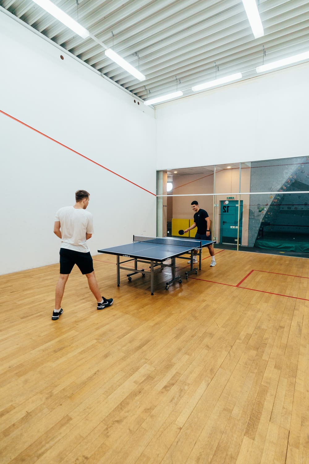 Zwei Männer spielen Tischtennis im Tischtennis-Court des Sportcentrum Nürnberg