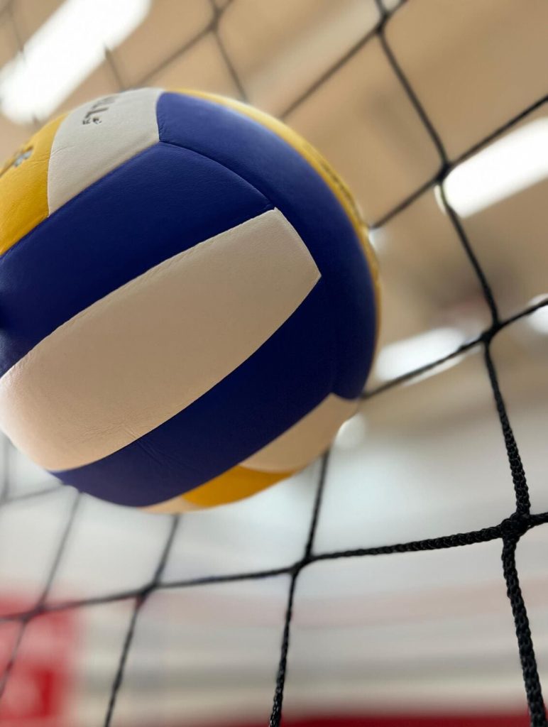 Ein Volleyball im Volleyball-Netz im Gamecourt des Sportcentrum Nürnberg