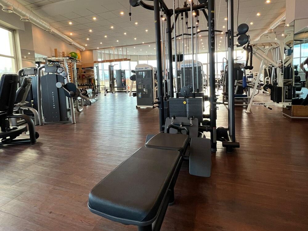 Kabelstation mit vier verschiedenen Kraftübungsmöglichkeiten im Fitnessstudio des Sportcentrum Nürnberg