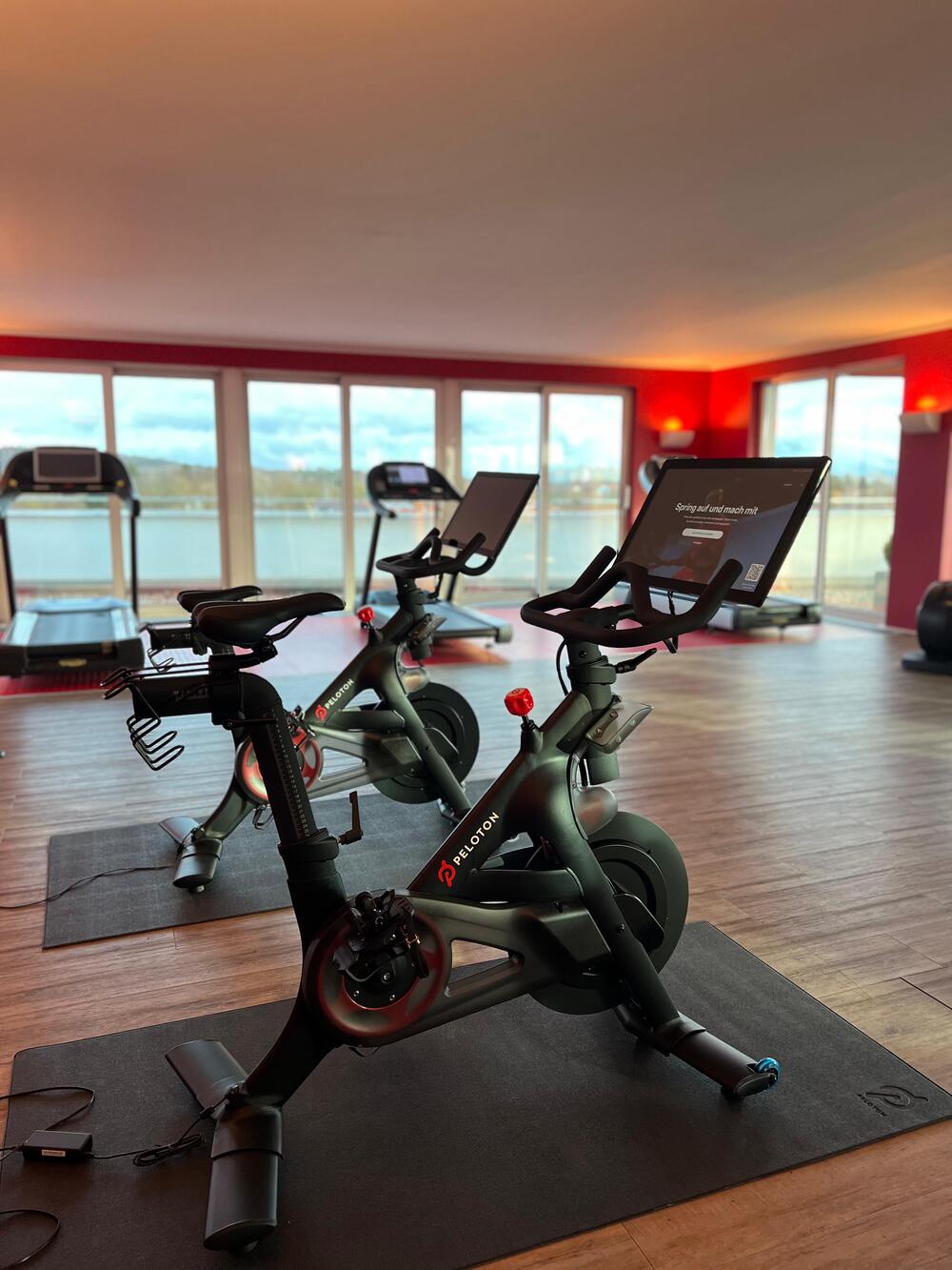 Peloton Bikes auf Antirutschmatten im Fitnessstudio vom Sportcentrum Nürnberg