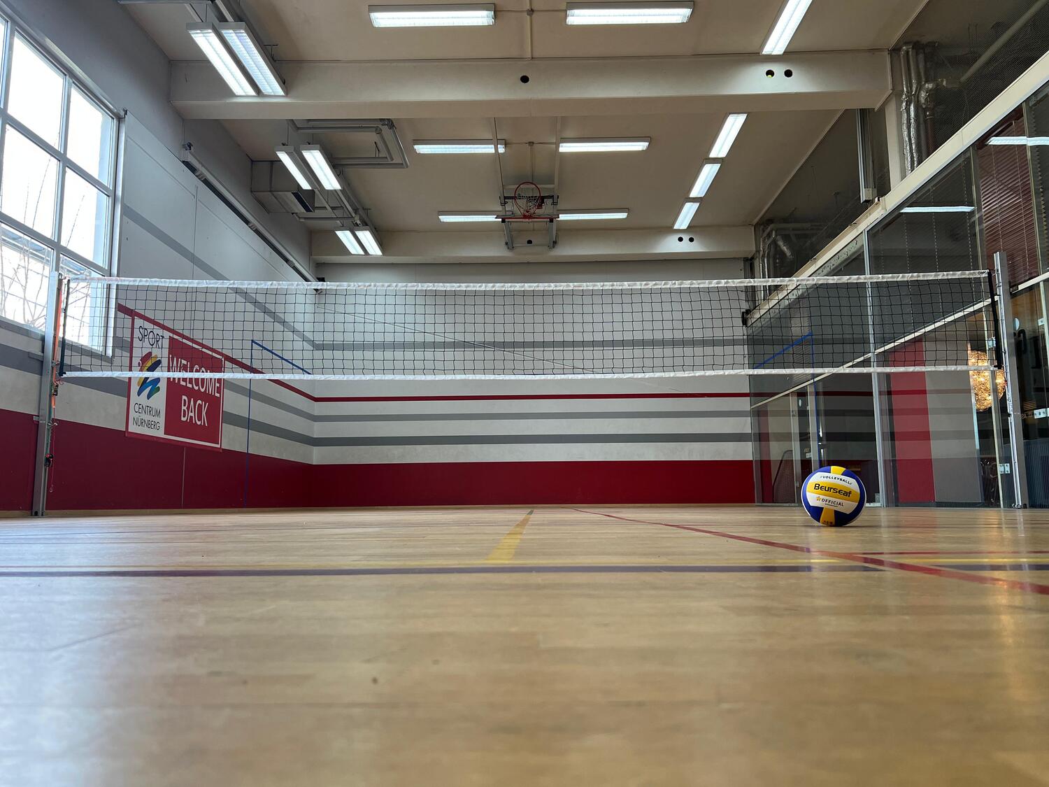 Im Game Court liegt ein Volleyball unter dem Volleyball-Netz im Sportcentrum Nürnberg