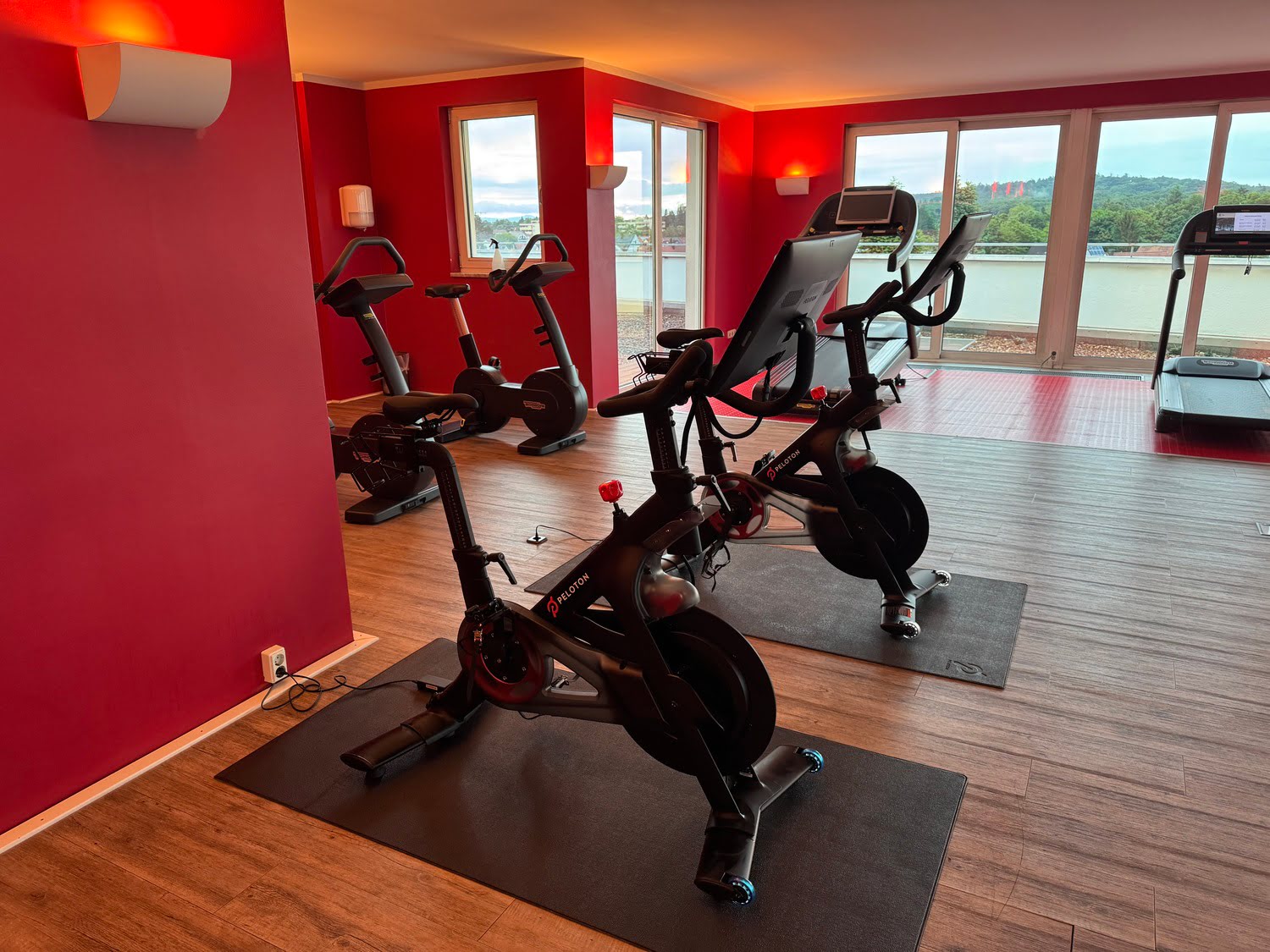 Peloton Bikes auf Antirutschmatten im Fitnessstudio vom Sportcentrum Nürnberg