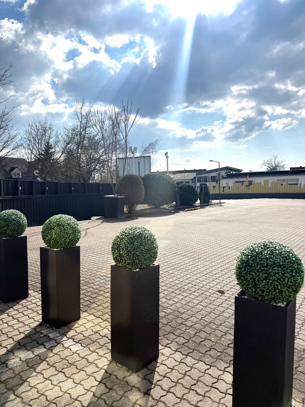 Der Parkplatz vor dem Sportcentrum Nürnberg im Sonnenschein