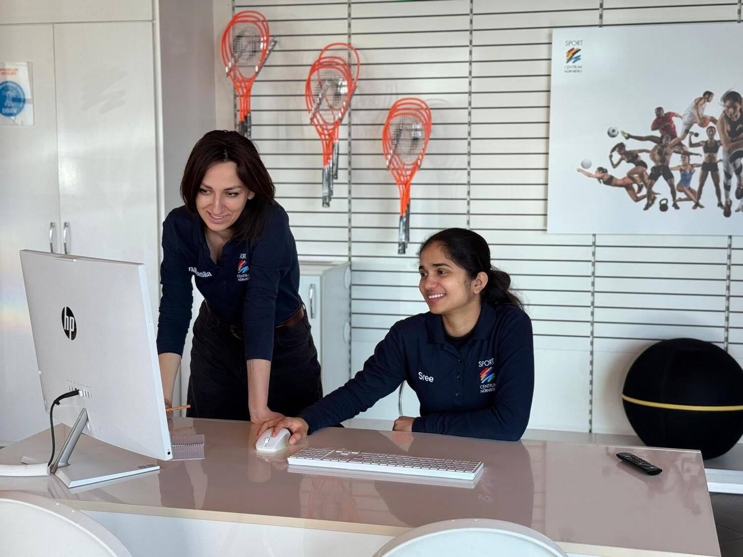 Zwei Mitarbeiterinnen des Sportcentrum Nürnbergs sitzen am PC des Backoffices und blicken auf den Bildschirm