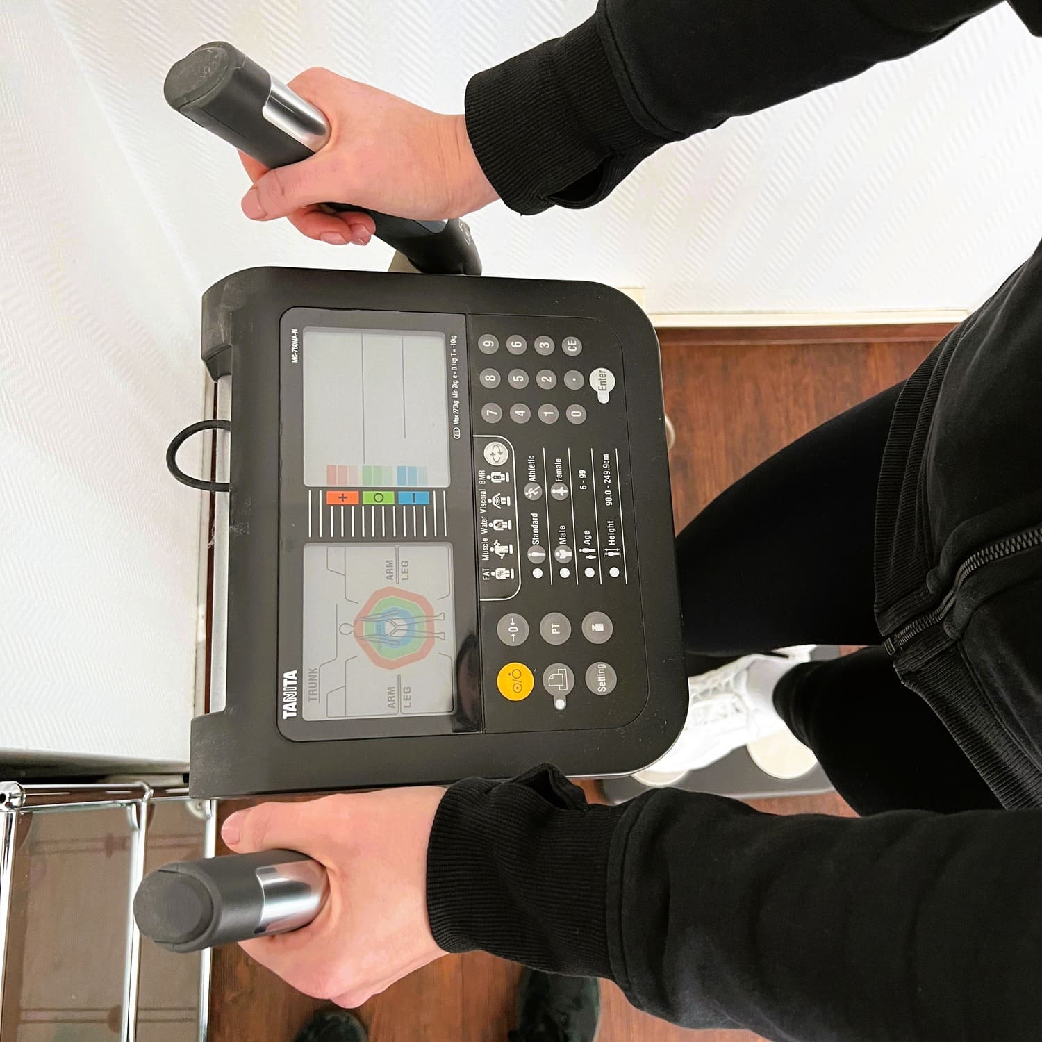 Blick auf den Displax eines Tanita BIA-Geräts bei der Messung