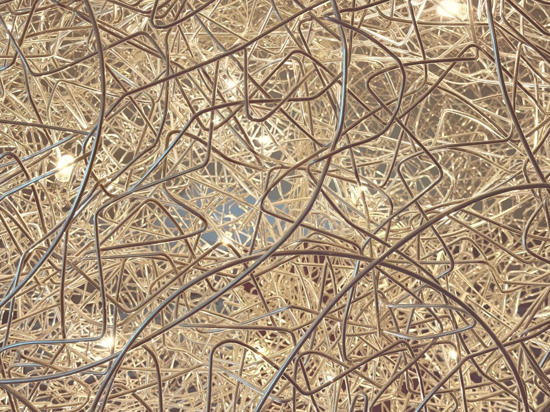 Eine Nahaufnahme der beleuchteten Drahtstreben einer Lampe im Sportcentrum Nürnberg